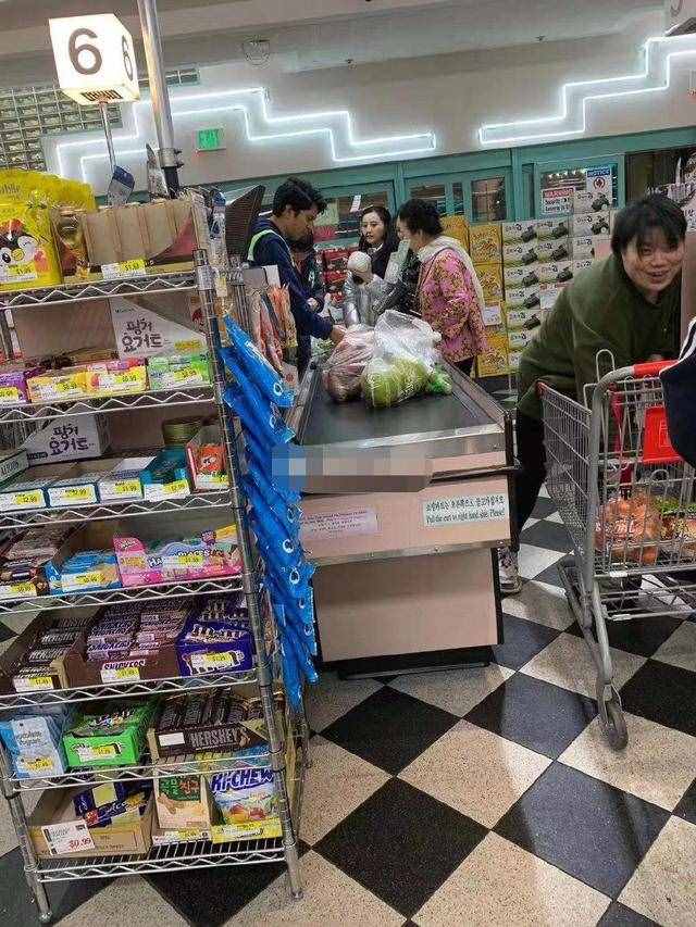 范冰冰現(xiàn)身紐約街頭，復(fù)出在望心情好，不顧身體發(fā)福展吃貨本色