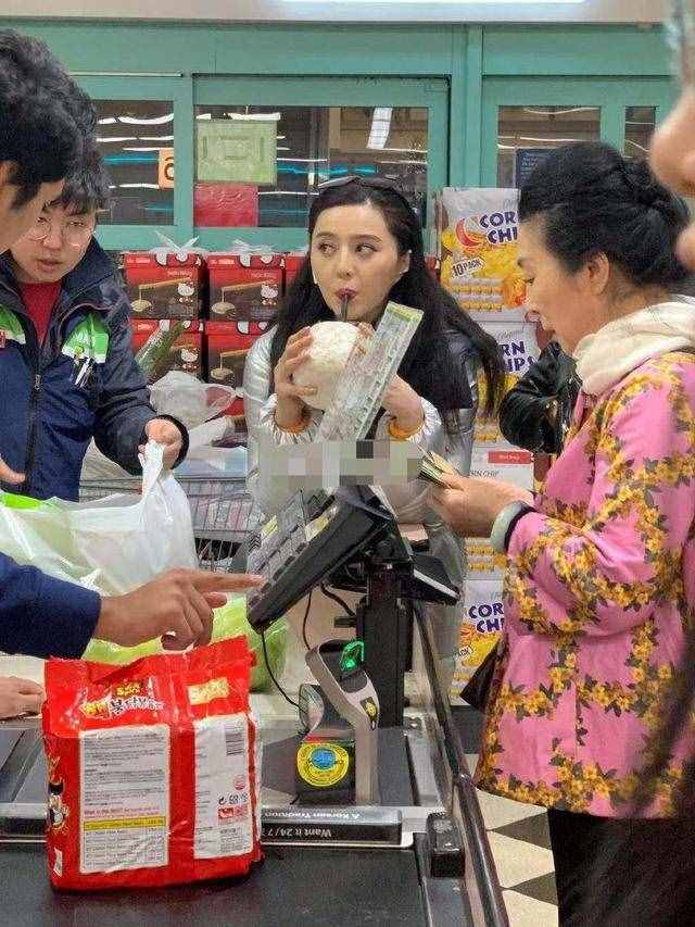 范冰冰現(xiàn)身紐約街頭，復(fù)出在望心情好，不顧身體發(fā)福展吃貨本色