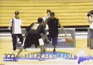 艾弗森妖嬈的單手花式運(yùn)球，這些街球動(dòng)作你能做到？