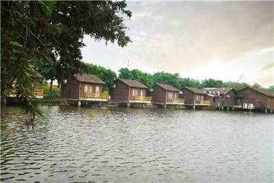 在惠州這家度假村，住在懸在湖邊的小木屋是什么樣的體驗