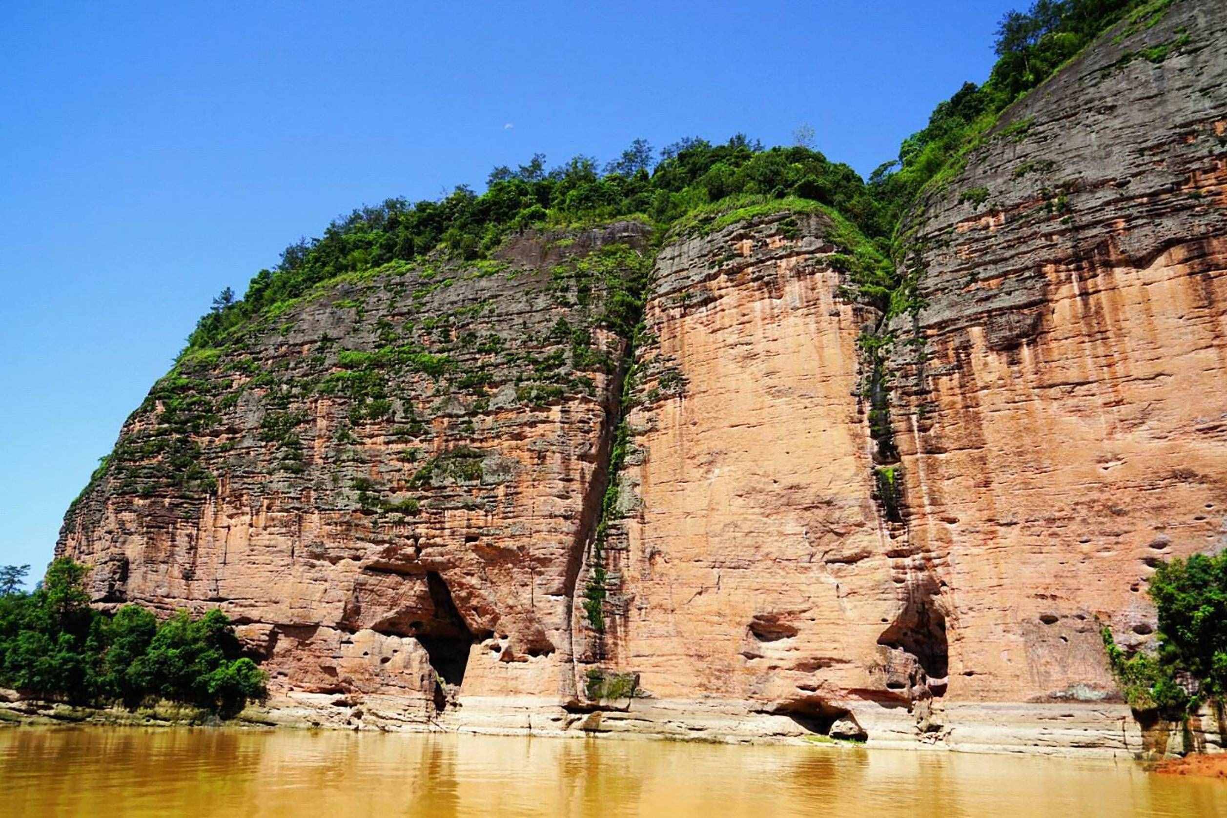 福建泰寧金湖甘露巖寺，一柱插地，撐起一寺廟，令人驚嘆