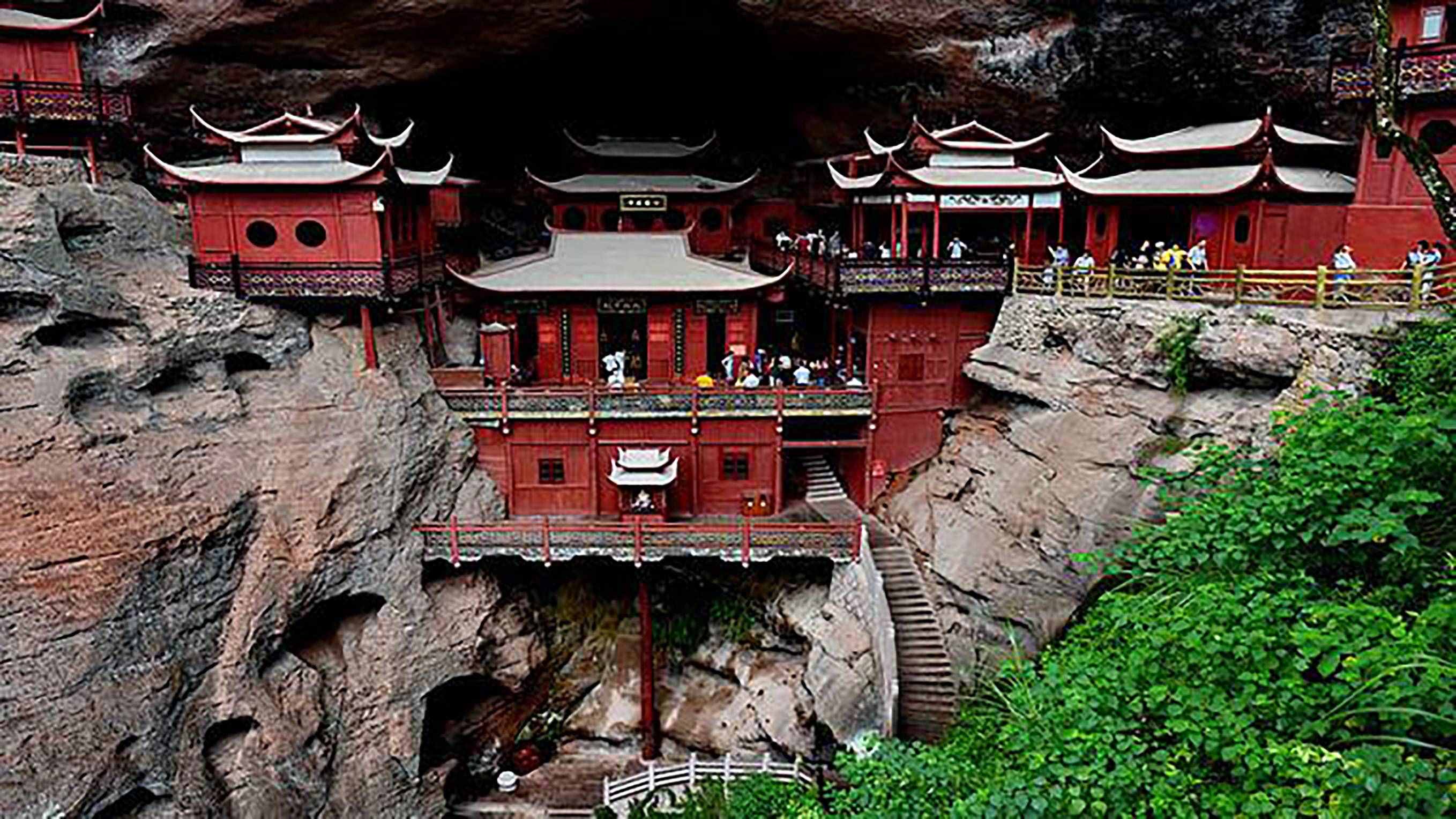 福建泰寧金湖甘露巖寺，一柱插地，撐起一寺廟，令人驚嘆