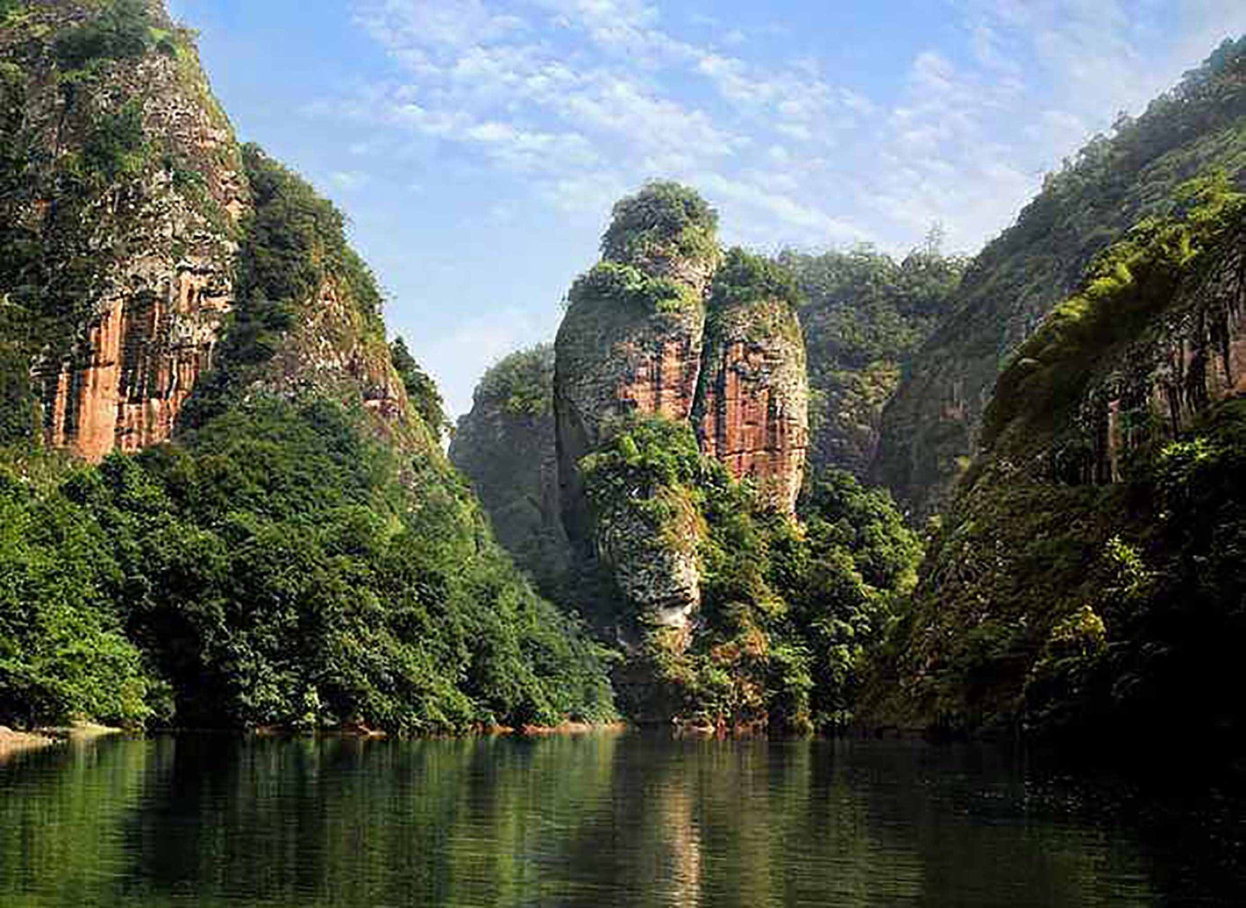 福建泰寧金湖甘露巖寺，一柱插地，撐起一寺廟，令人驚嘆