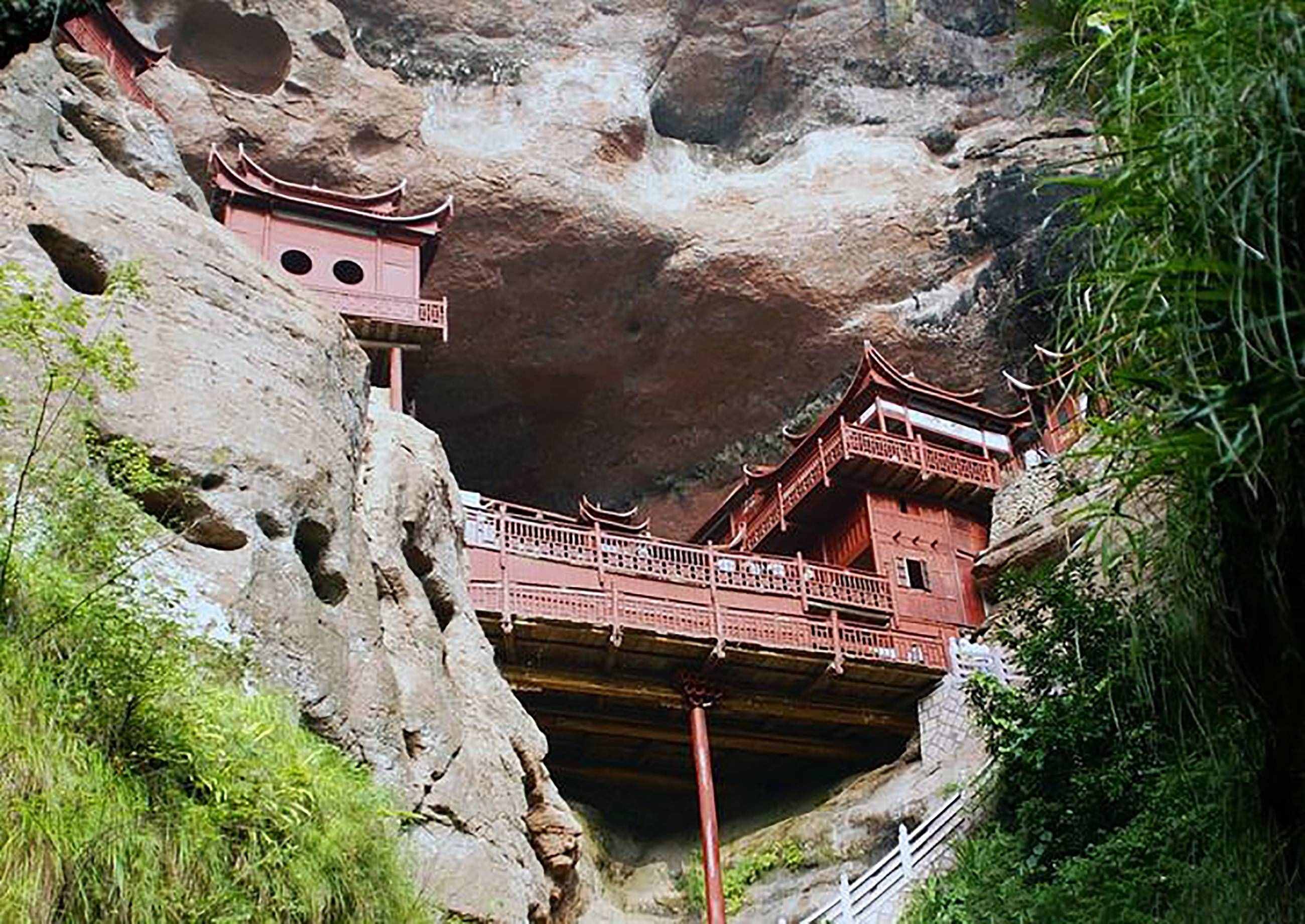 福建泰寧金湖甘露巖寺，一柱插地，撐起一寺廟，令人驚嘆