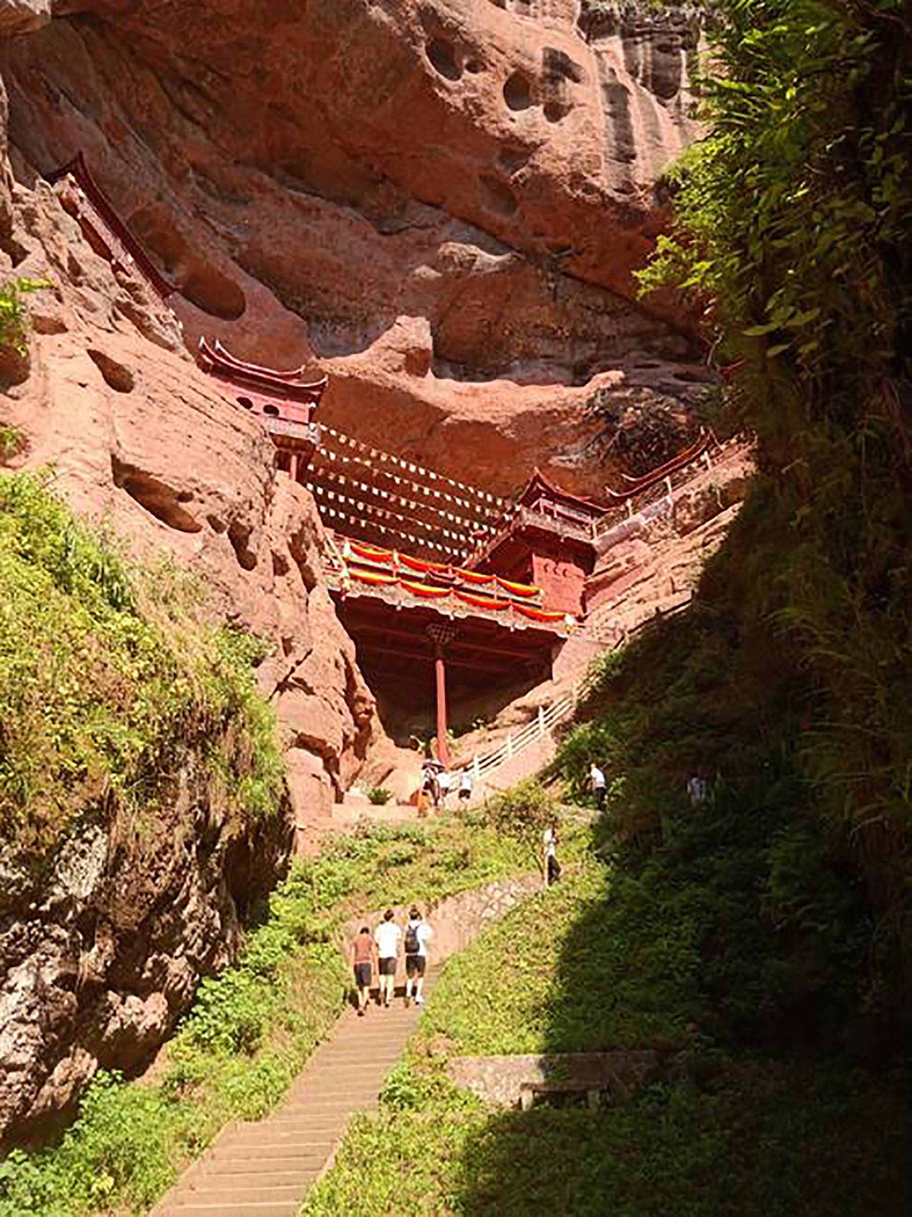 福建泰寧金湖甘露巖寺，一柱插地，撐起一寺廟，令人驚嘆