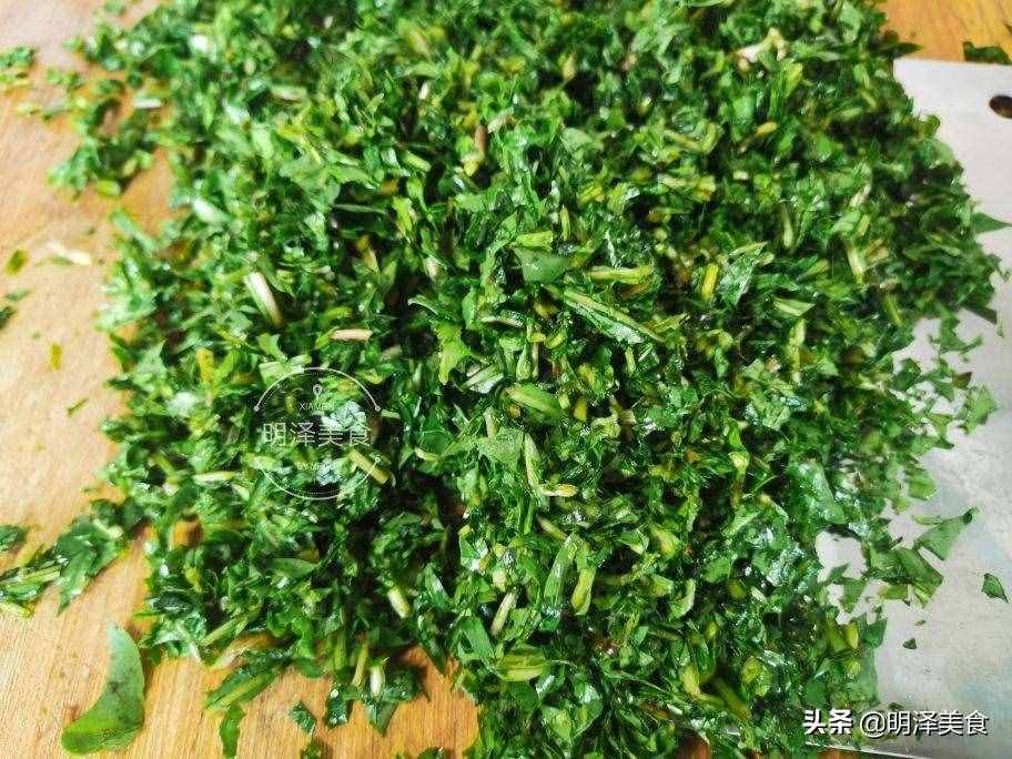 蒲公英即是中藥又是野菜，生吃做餡都可以，包餃子吃太香了