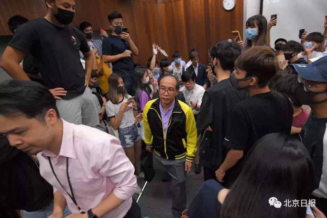 老師被圍困5小時、推跌3次……香港理工梁德榮：沒上磚頭不算暴力