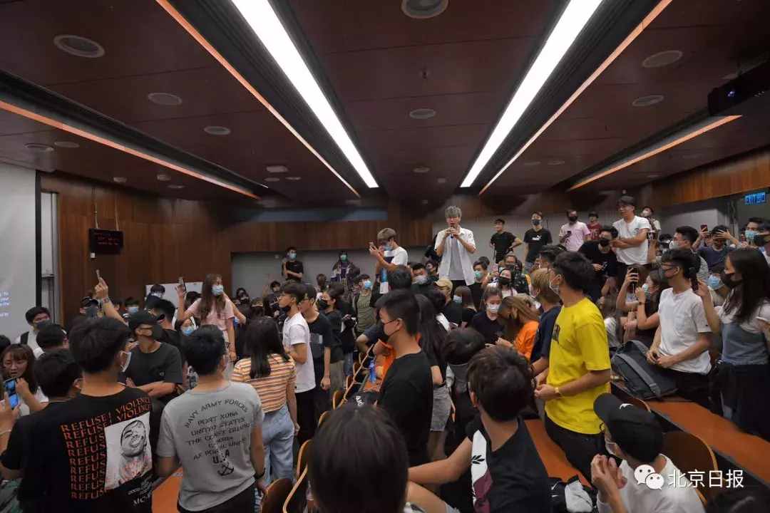 老師被圍困5小時、推跌3次……香港理工梁德榮：沒上磚頭不算暴力