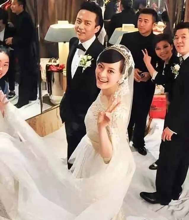 孫儷鄧超慶結(jié)婚10周年！一家四口合照長腿矚目，等等親昵環(huán)抱小花