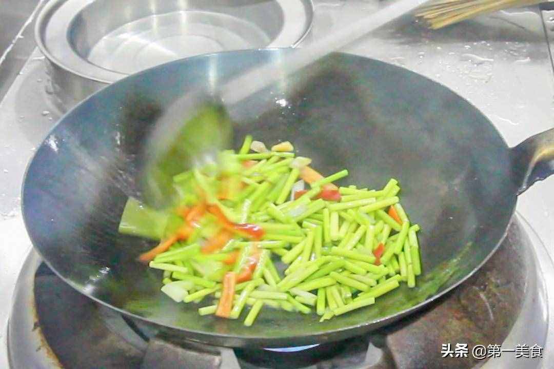 大廚教你飯店正確的蒜苔炒雞蛋，這個方法太簡單了，先收藏了