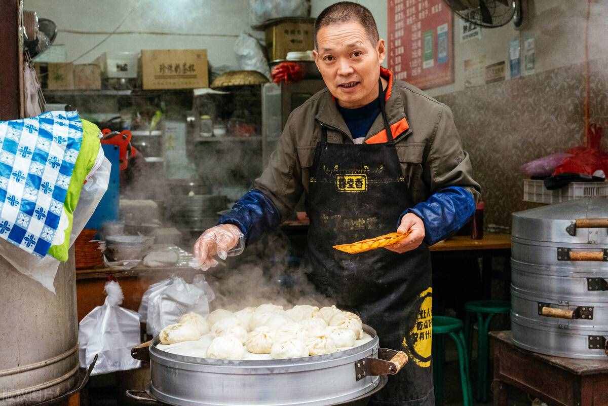 小區(qū)最牛包子鋪，一年收入94萬(wàn)，老板白手起家，全靠“免費(fèi)送”