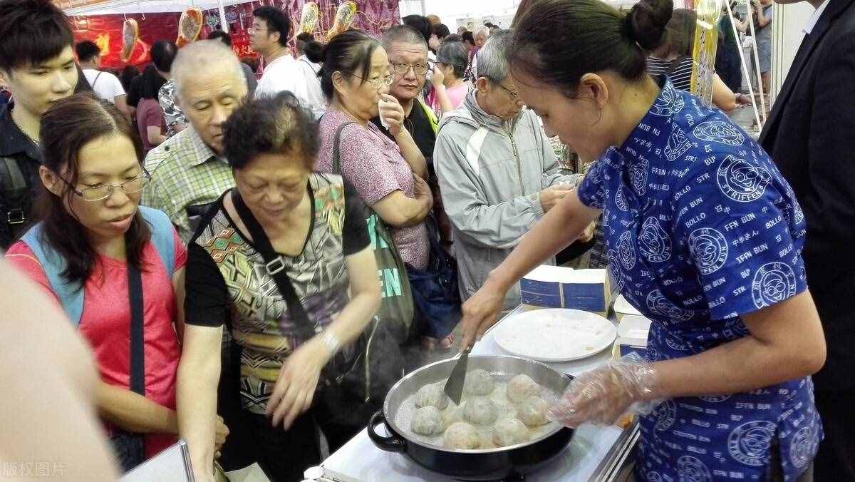 小區(qū)最牛包子鋪，一年收入94萬(wàn)，老板白手起家，全靠“免費(fèi)送”