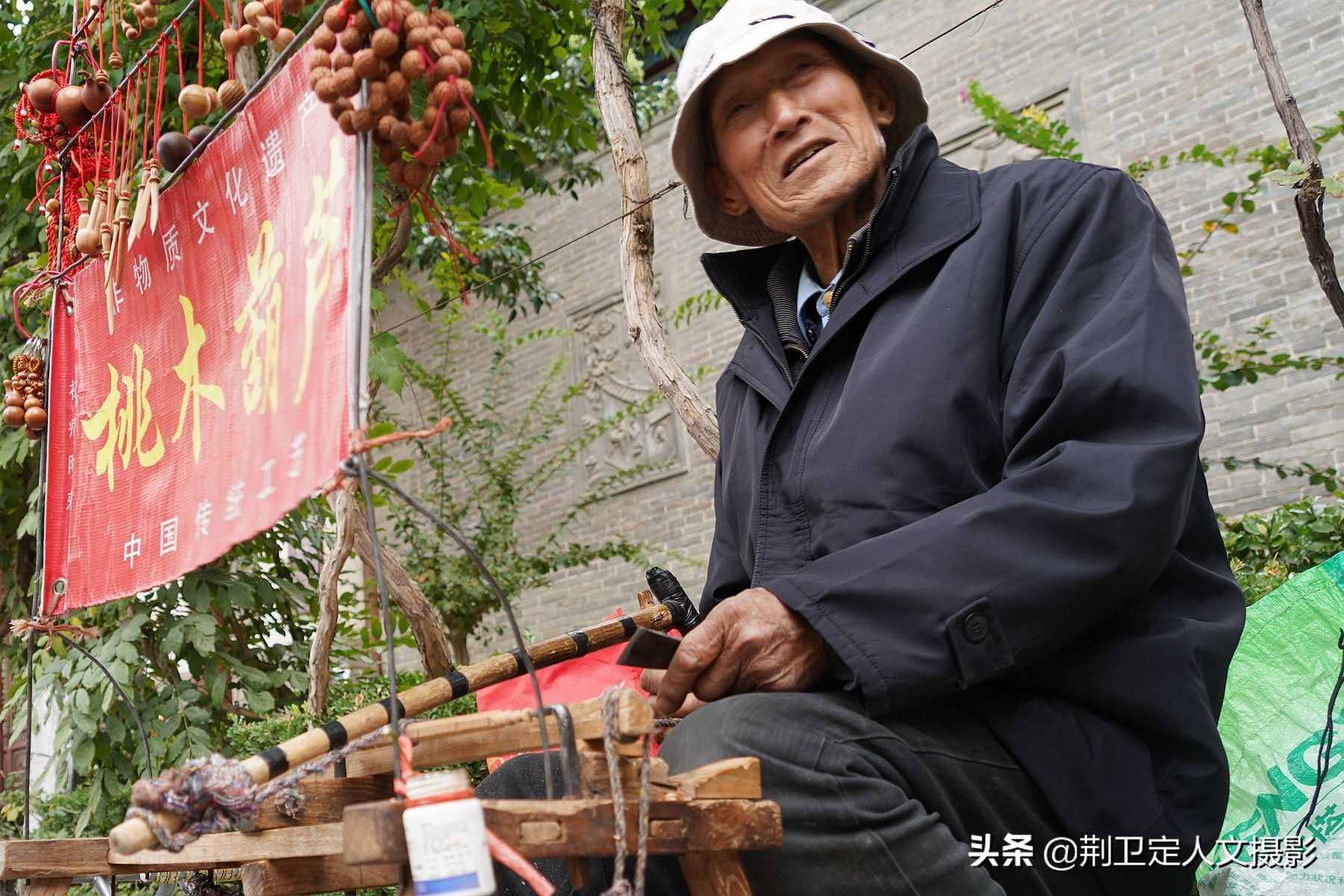 78歲農(nóng)民大爺，12根木棍做出木工車床，用了60年成傳家寶