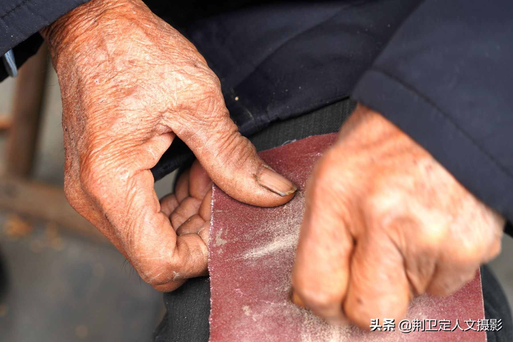 78歲農(nóng)民大爺，12根木棍做出木工車床，用了60年成傳家寶