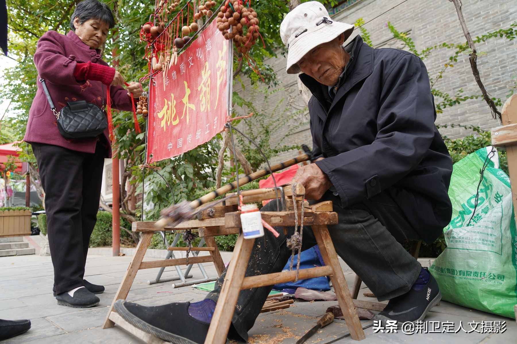 78歲農(nóng)民大爺，12根木棍做出木工車床，用了60年成傳家寶