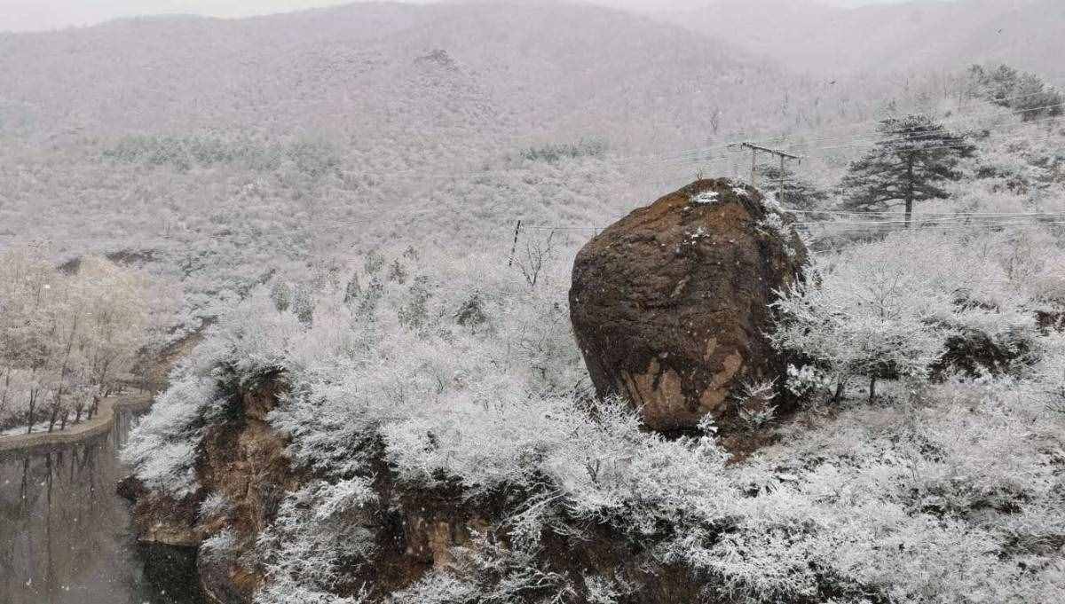 “首都屋脊”迎春雪，門頭溝這個(gè)村有如仙境