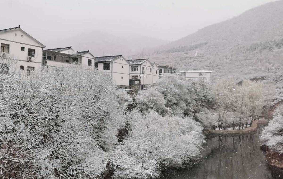 “首都屋脊”迎春雪，門頭溝這個(gè)村有如仙境