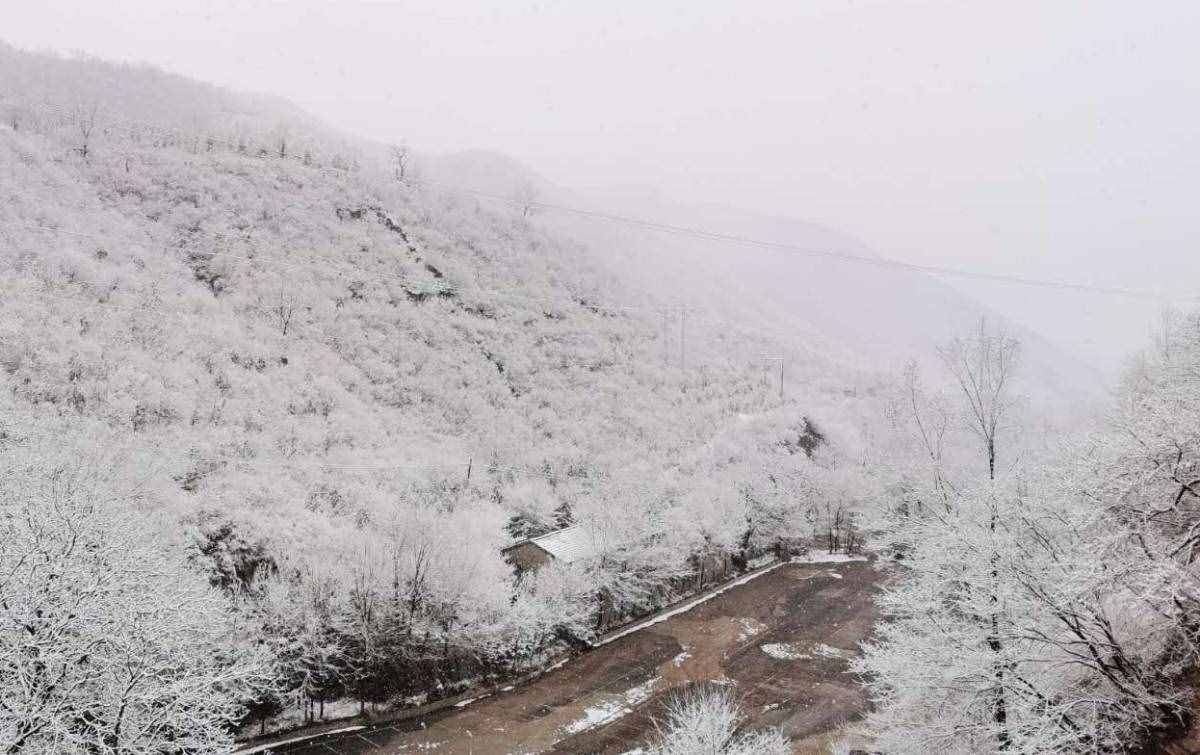 “首都屋脊”迎春雪，門頭溝這個(gè)村有如仙境