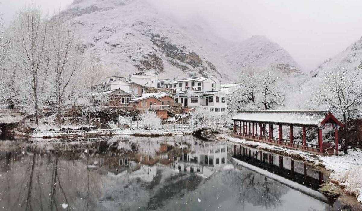 “首都屋脊”迎春雪，門頭溝這個(gè)村有如仙境