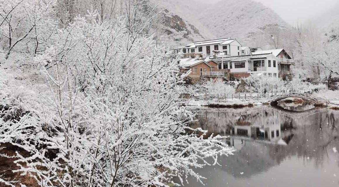 “首都屋脊”迎春雪，門頭溝這個(gè)村有如仙境