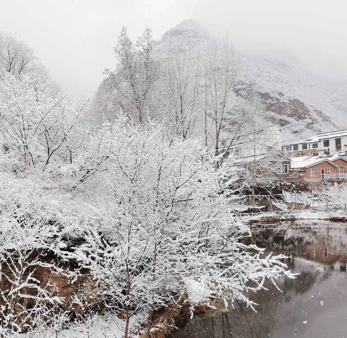 “首都屋脊”迎春雪，門頭溝這個(gè)村有如仙境