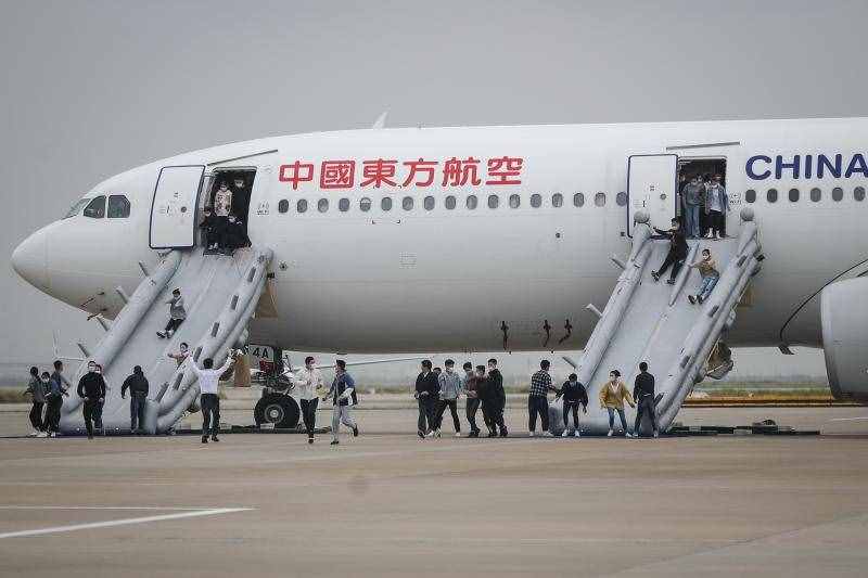 浦東機場接匿電稱機上有炸彈，飛機偏出跑道折斷起火，民航舉行最大規(guī)模演練