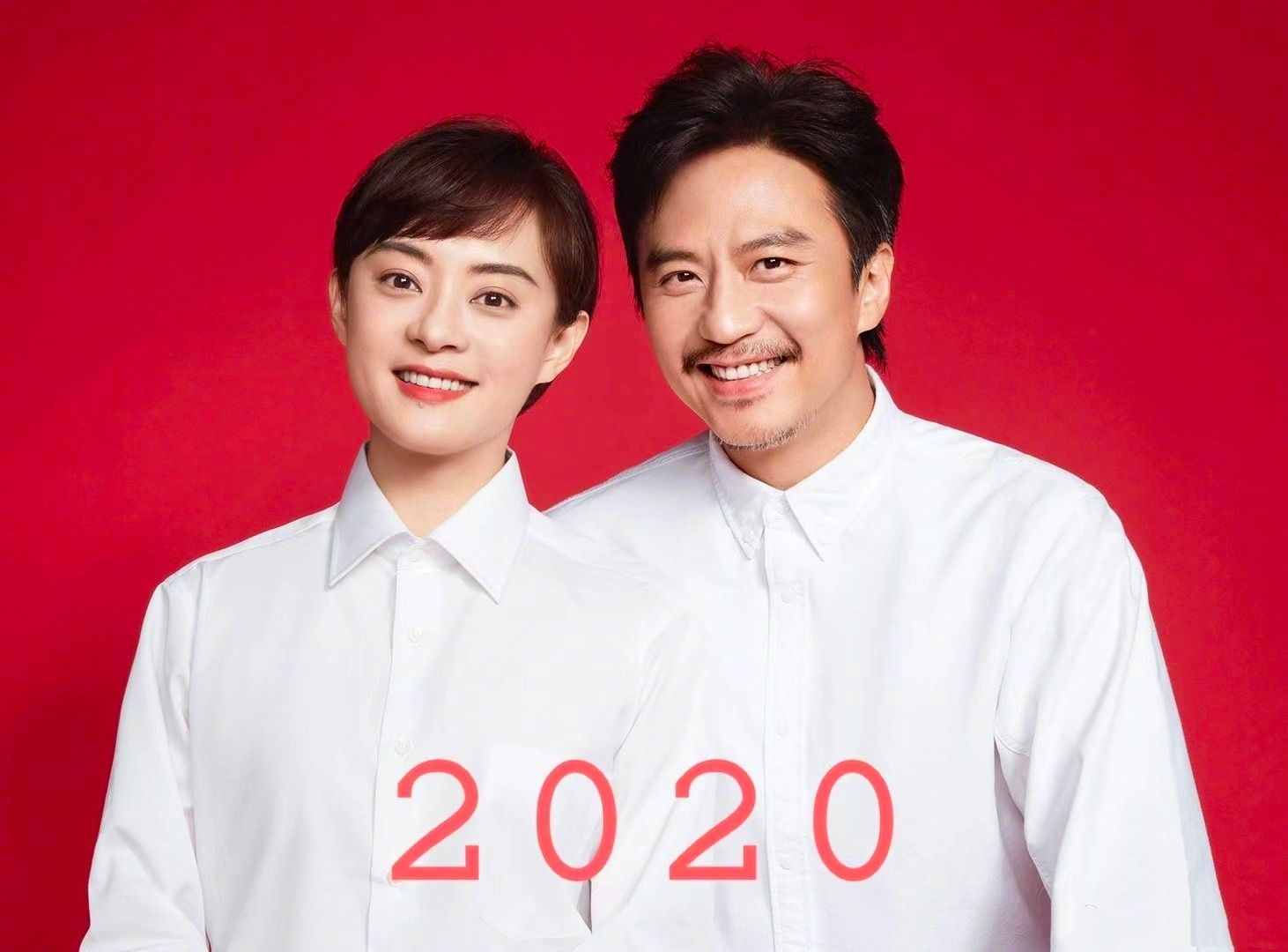 鄧超孫儷慶祝結(jié)婚10周年，恩愛(ài)同框撒狗糧，兒女溫馨互動(dòng)歲月靜好