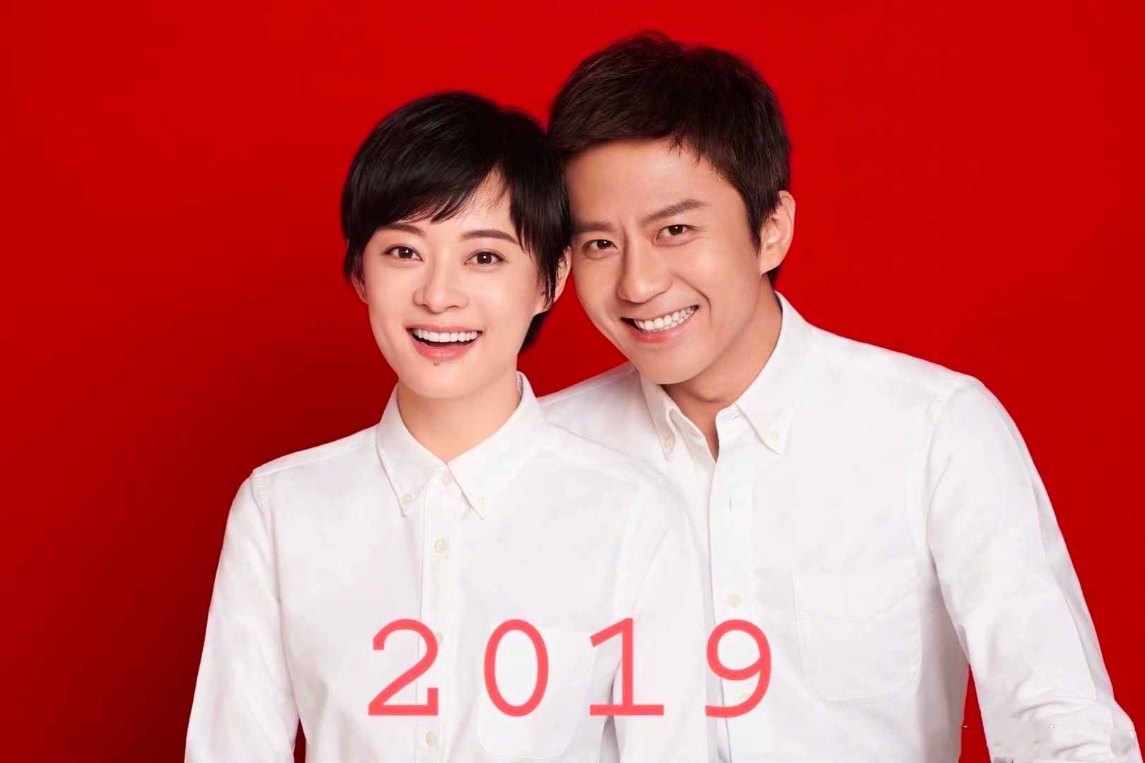 鄧超孫儷慶祝結(jié)婚10周年，恩愛(ài)同框撒狗糧，兒女溫馨互動(dòng)歲月靜好