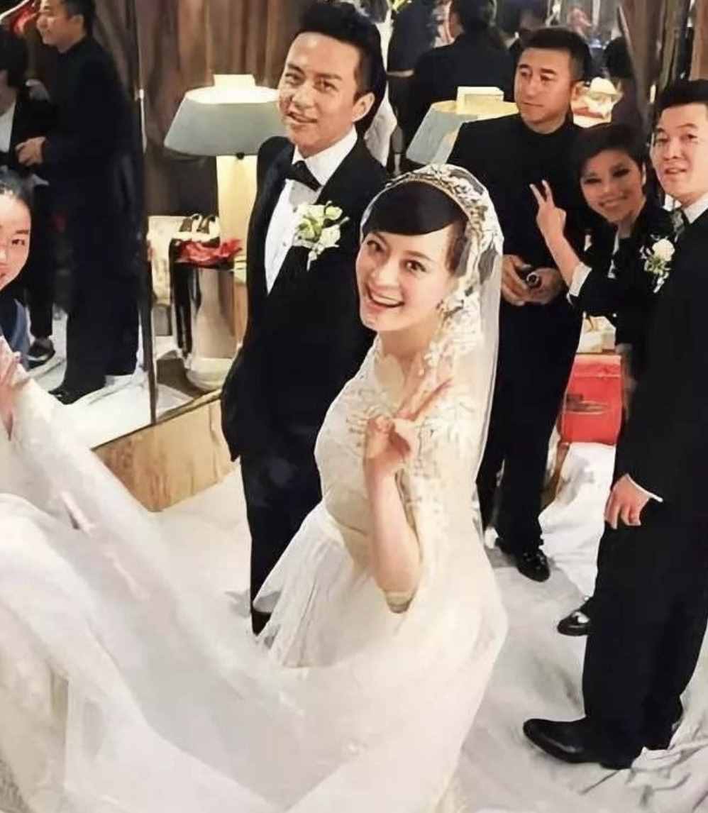 鄧超孫儷慶祝結(jié)婚10周年，恩愛(ài)同框撒狗糧，兒女溫馨互動(dòng)歲月靜好