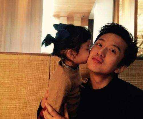 鄧超孫儷慶祝結(jié)婚10周年，恩愛(ài)同框撒狗糧，兒女溫馨互動(dòng)歲月靜好