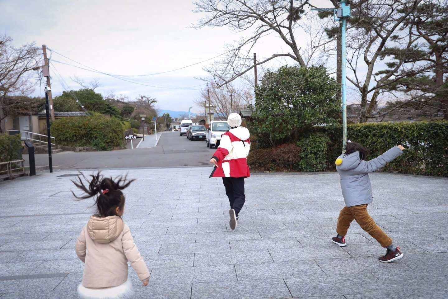 鄧超孫儷慶祝結(jié)婚10周年，恩愛(ài)同框撒狗糧，兒女溫馨互動(dòng)歲月靜好