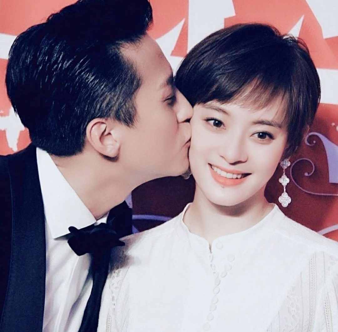 鄧超孫儷慶祝結(jié)婚10周年，恩愛(ài)同框撒狗糧，兒女溫馨互動(dòng)歲月靜好