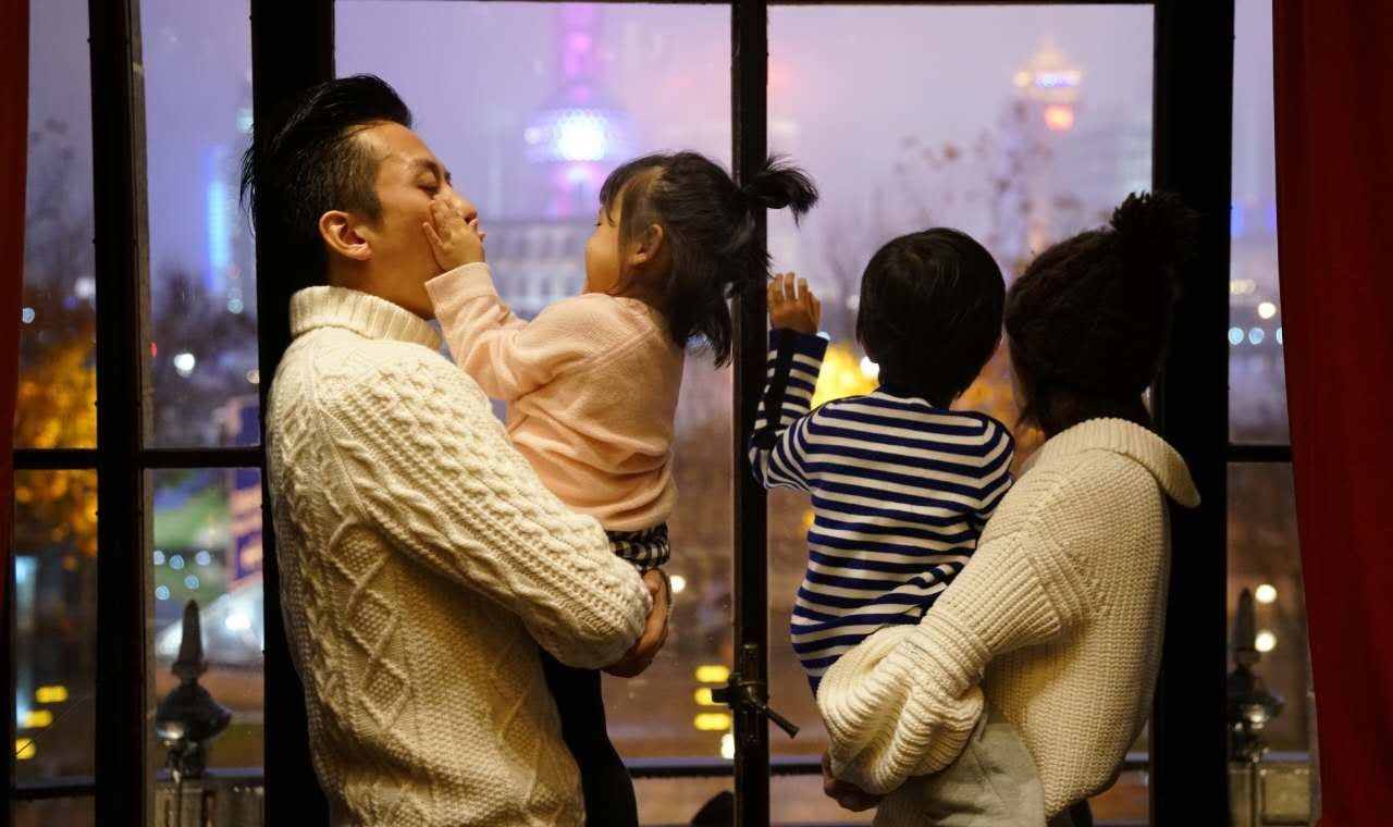 鄧超孫儷慶祝結(jié)婚10周年，恩愛(ài)同框撒狗糧，兒女溫馨互動(dòng)歲月靜好