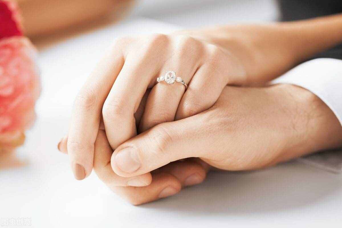 都知道戒指戴在無名指表示結婚了，那戴在中指是什么？