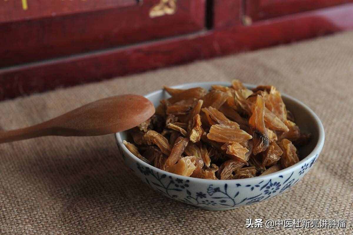 中醫(yī)分享中藥天冬，滋陰潤燥、清肺降火，常用于肺癌咳血