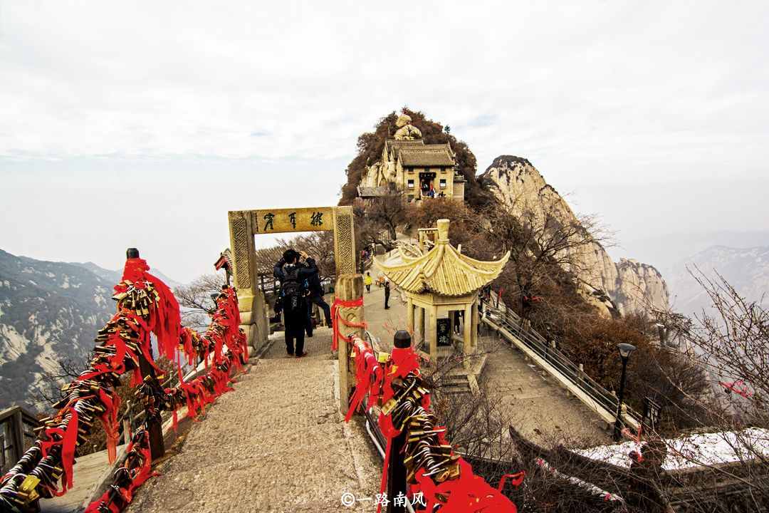 華山風(fēng)景區(qū)在西安嗎？很多游客第一時(shí)間答錯(cuò)，登山曾被稱(chēng)為走絕路