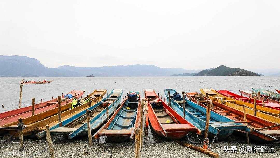 去瀘沽湖一定要坐豬槽船游湖，既可以欣賞風(fēng)景，又能幫襯當(dāng)?shù)卮迕? style=