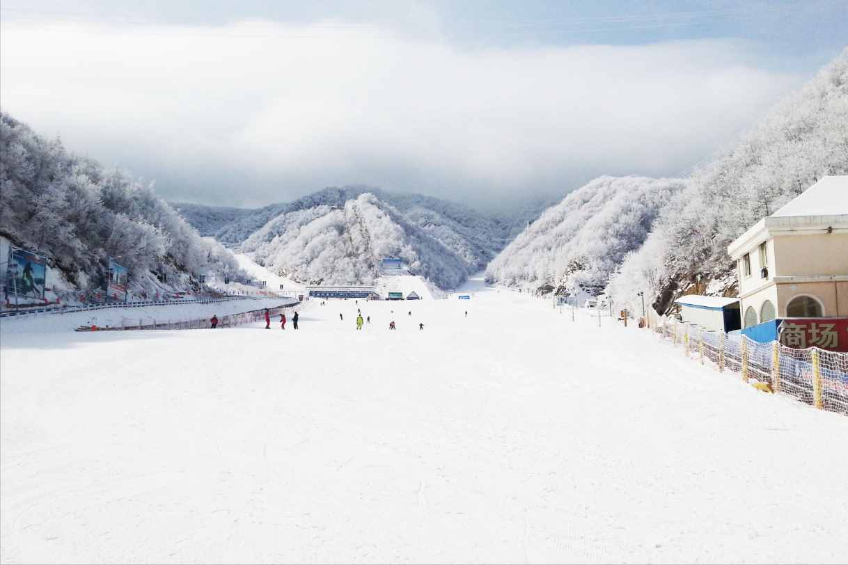 洛陽有個(gè)度假樂園，被譽(yù)為“中原第一滑雪場”，一年四季都能玩