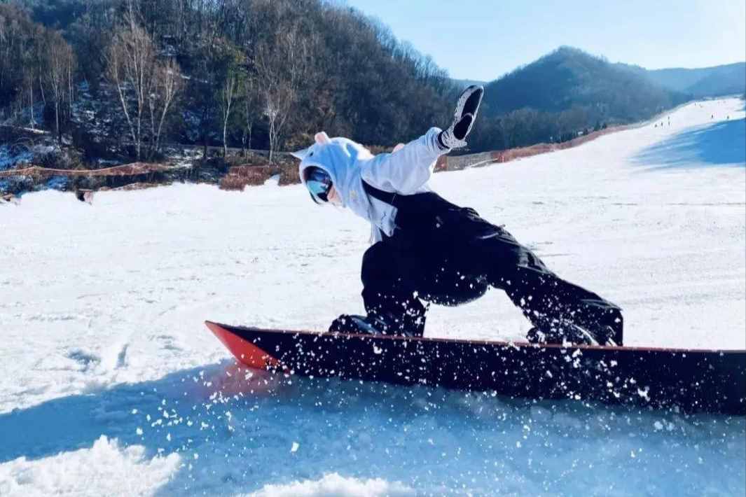 洛陽有個(gè)度假樂園，被譽(yù)為“中原第一滑雪場”，一年四季都能玩