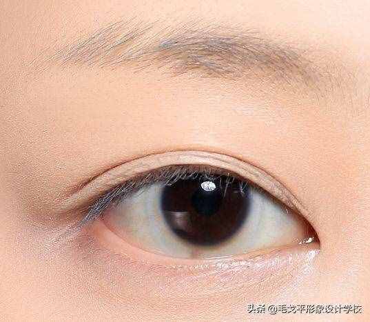 如何畫出整容級(jí)大眼妝？眼妝畫不畫，差距真的太大了
