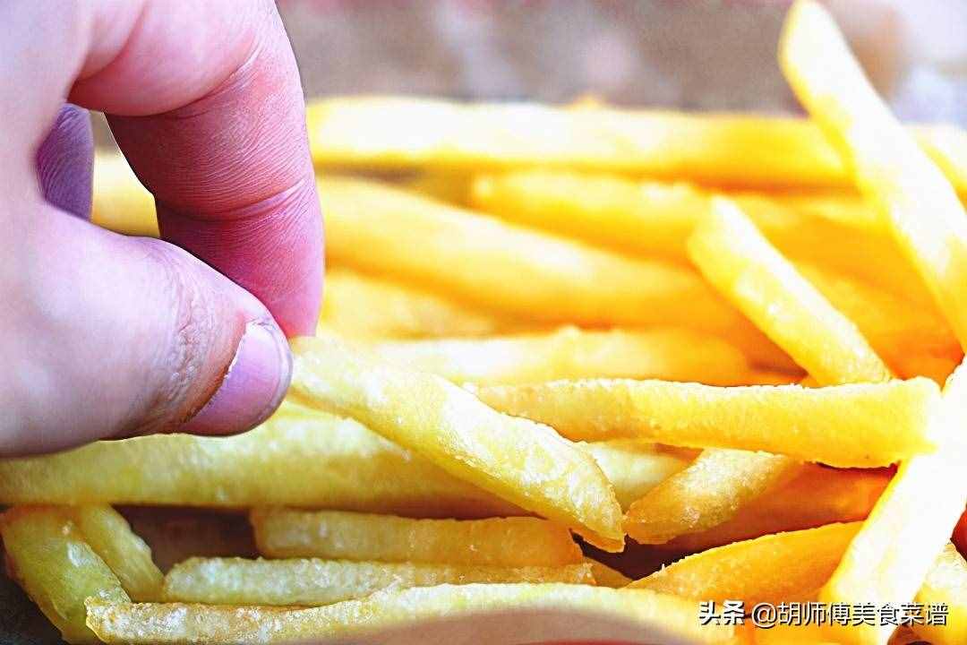 炸薯?xiàng)l時(shí)，有人裹面粉，有人直接炸！都不對(duì)，教您正確做法，真脆
