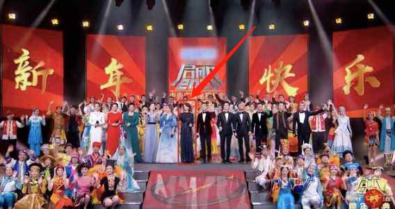 47歲董卿近照瘦太多，高腰褲勒出巴掌腰，長腿搶鏡比男嘉賓還高