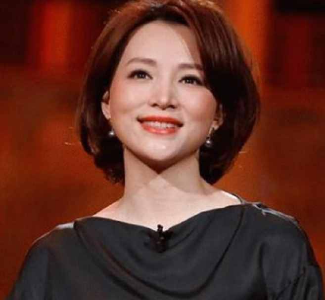 47歲董卿近照瘦太多，高腰褲勒出巴掌腰，長腿搶鏡比男嘉賓還高