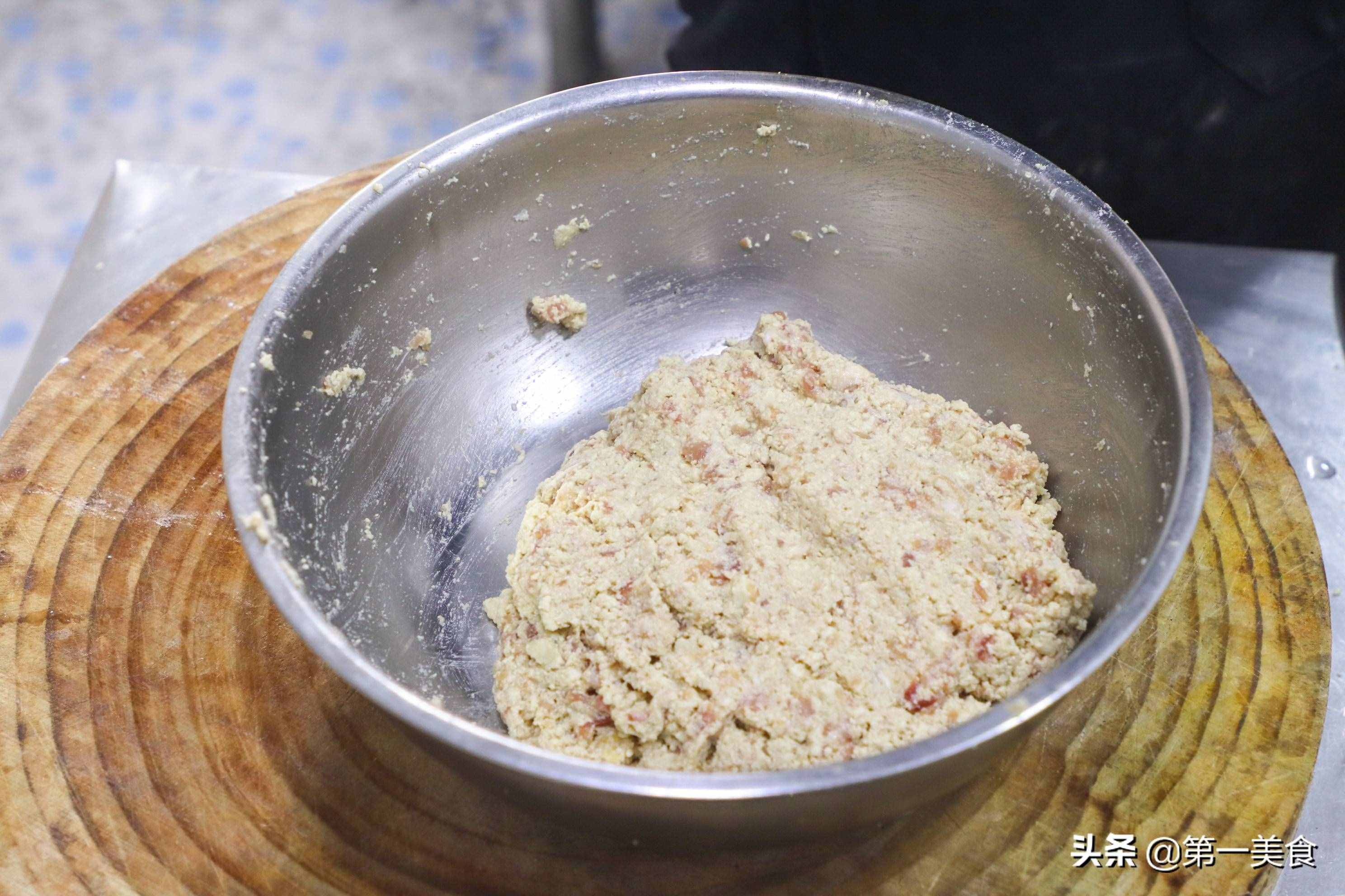 廚師長(zhǎng)教你做豆腐丸子，不加水不和面糊，丸子不會(huì)散，色澤油亮