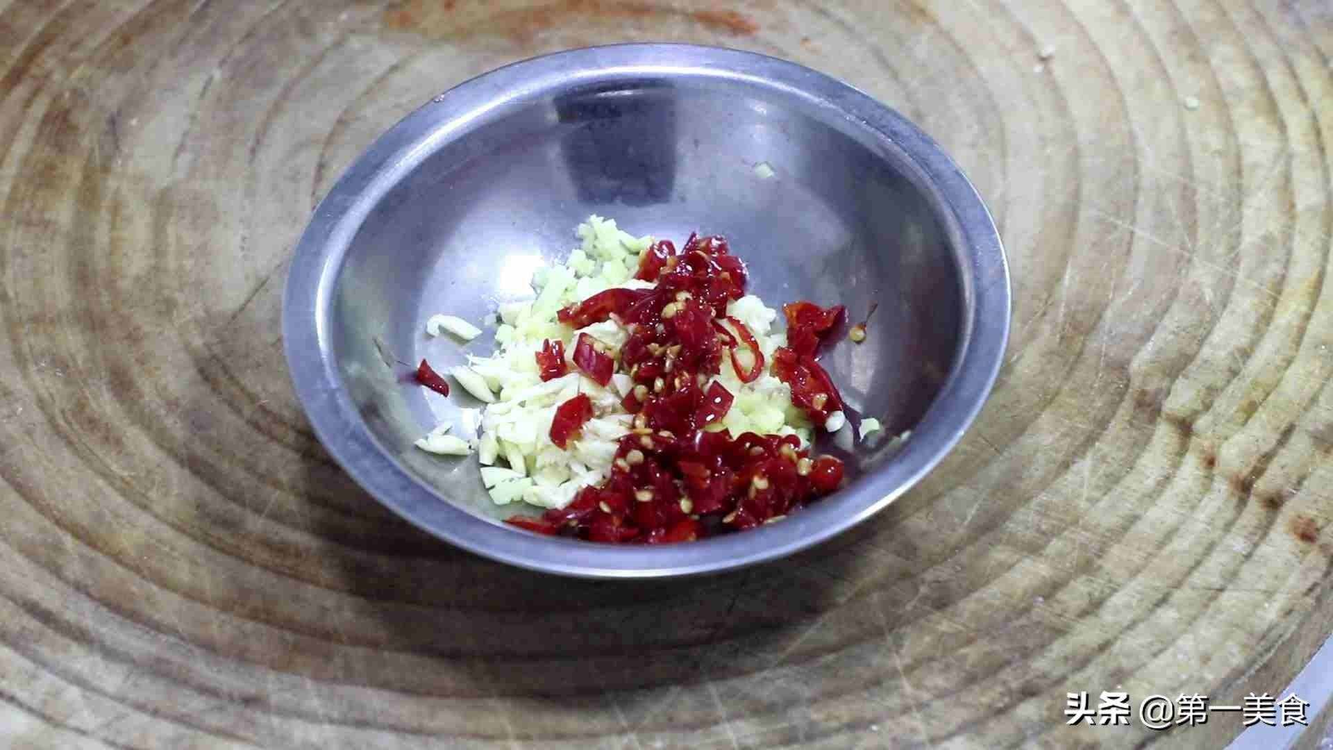 廚師長(zhǎng)教你做豆腐丸子，不加水不和面糊，丸子不會(huì)散，色澤油亮