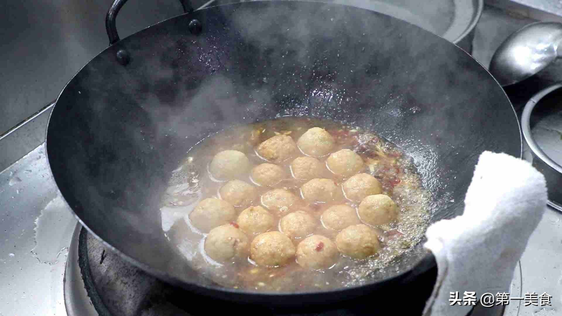 廚師長(zhǎng)教你做豆腐丸子，不加水不和面糊，丸子不會(huì)散，色澤油亮