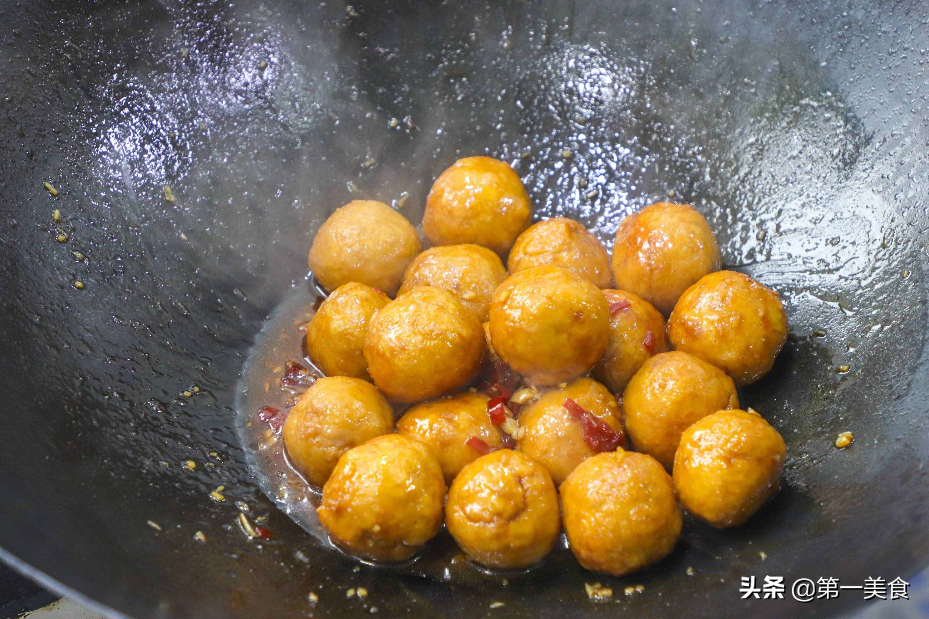 廚師長(zhǎng)教你做豆腐丸子，不加水不和面糊，丸子不會(huì)散，色澤油亮