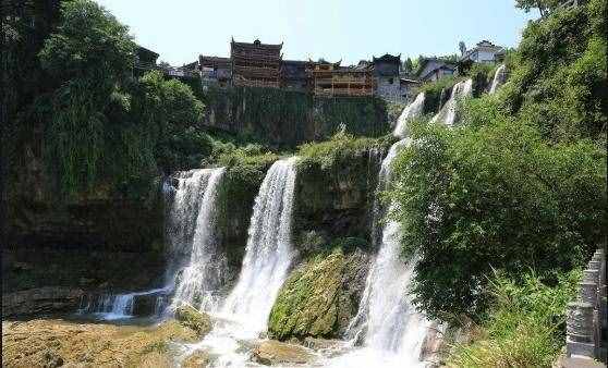 湘西芙蓉鎮(zhèn)，中國最古老的鎮(zhèn)，也是唯一掛在瀑布上的古鎮(zhèn)