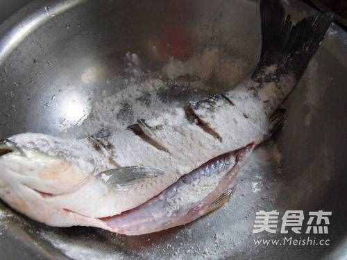 糖醋草魚(yú)魚(yú)的步驟