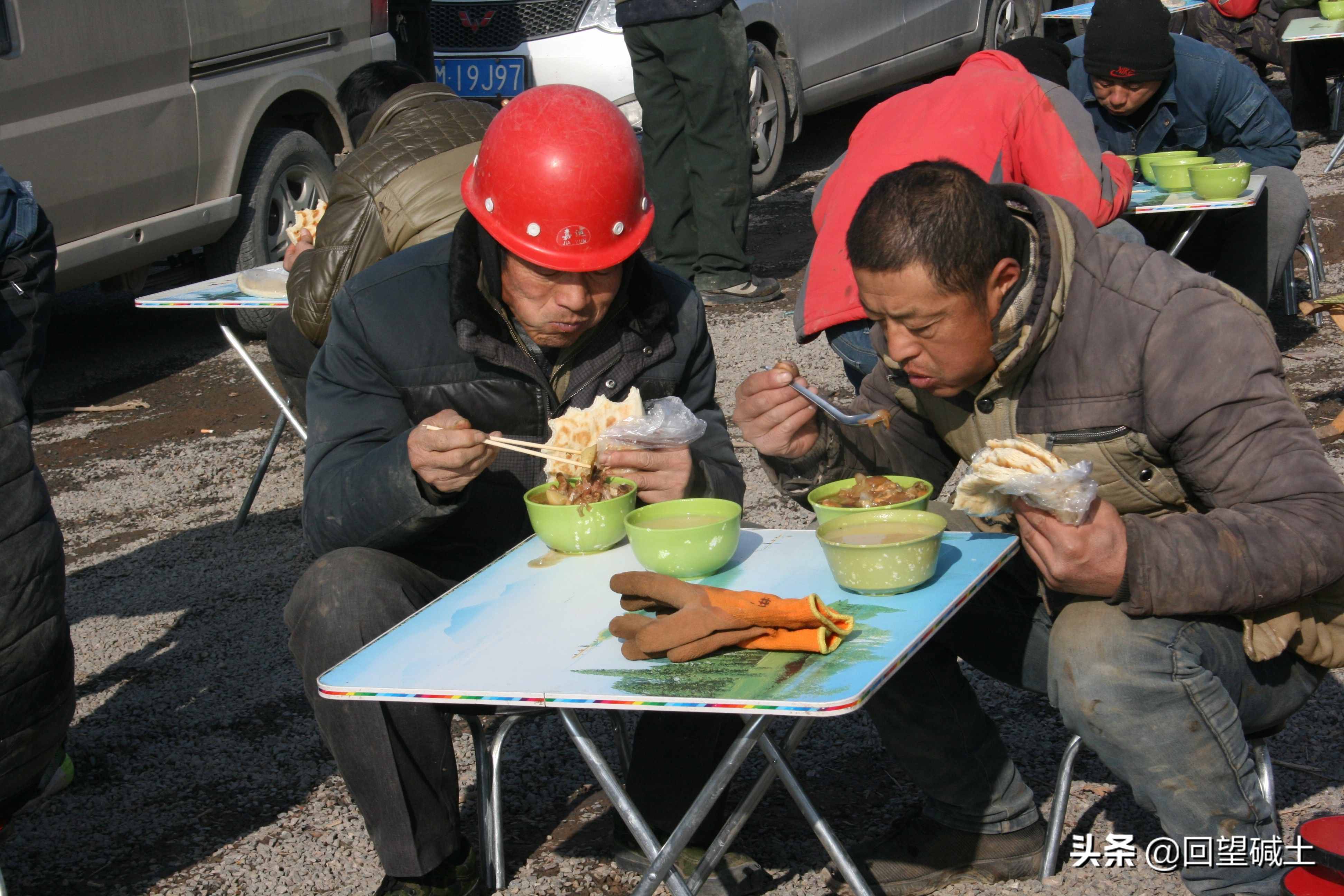 什么叫風(fēng)餐露宿？ 請(qǐng)看這些建設(shè)者